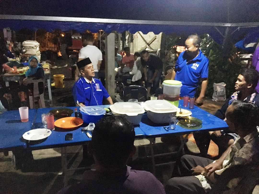 DatoHalimSaid's tweet photo. Ramah Mesra calon BN DUN Pengkalan Kundur N.17 Dato' Hj Abdul Halim Said bersama penduduk kampung di Sala Kechil. https://t.co/26qjhUiq0W