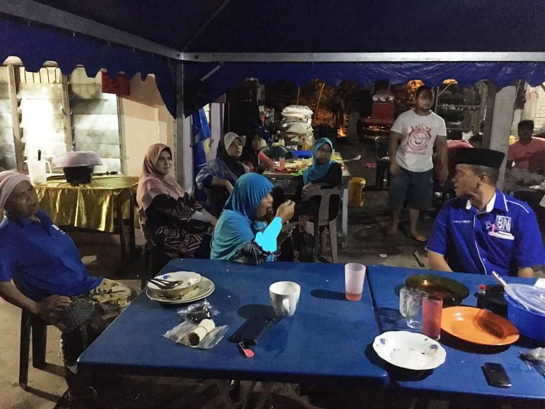 DatoHalimSaid's tweet photo. Ramah Mesra calon BN DUN Pengkalan Kundur N.17 Dato' Hj Abdul Halim Said bersama penduduk kampung di Sala Kechil. https://t.co/26qjhUiq0W