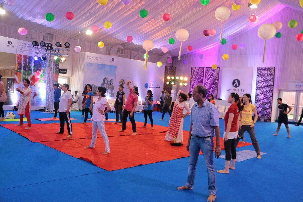 summerfest54's tweet image. Morning mantra - Dr. Mickey Mehta and his shenanigans at #SantacruzSummerFest! Are you feeling this energy or what? #Avenue54 #RadiusDevelopers
@Mickeymehta @radiusdeveloper