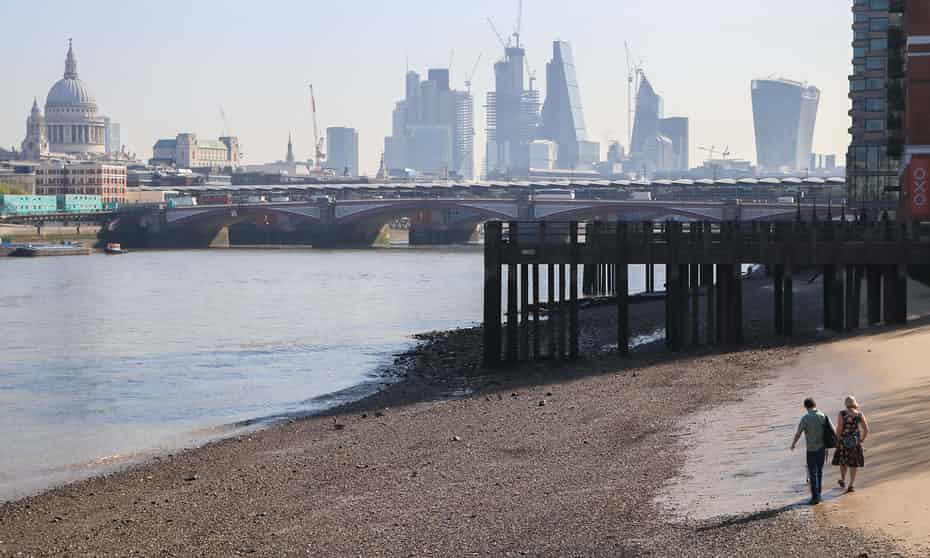 Canal_Network's tweet photo. Hate these things &amp; such sad reading 😢
Wet wipe pollution 'changing the shape of British riverbeds'
More than 5,000 wet wipes found in an area next to the Thames the size of half a tennis court #rivers #london  #EnvironmentalNews
https://t.co/wVxf4afqnM https://t.co/Jwnqgvo5al