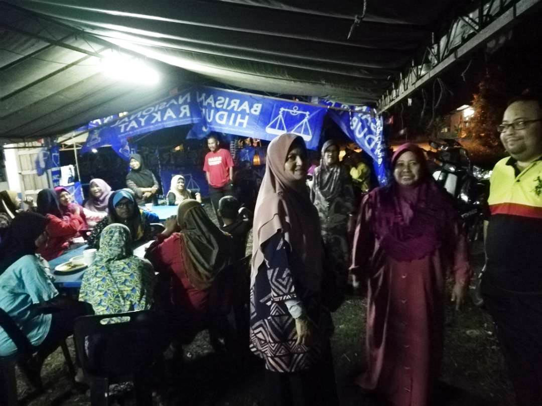 DatoHalimSaid's tweet photo. Calon BN DUN N.17 Pengkalan Kundor, Dato' Hj Abdul Halim Said meluangkan masa bertemu penduduk di PDM Kuala Sala. https://t.co/RisT0YI9jL