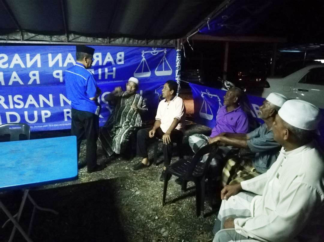 DatoHalimSaid's tweet photo. Calon BN DUN N.17 Pengkalan Kundor, Dato' Hj Abdul Halim Said meluangkan masa bertemu penduduk di PDM Kuala Sala. https://t.co/RisT0YI9jL