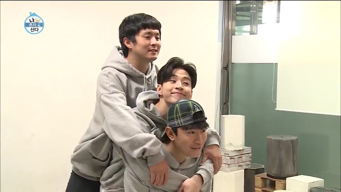 MichHiiELF's tweet photo. The three idiots of The Rainbow Club in the show βI Live Aloneβ, and Henry is one of them. ππ I look forward to see more hilarious and heartwarming moments with them! #SuperJunior #HenryLau #ILiveAlone #Kian84 #SiEon https://t.co/qEhDCSq08W