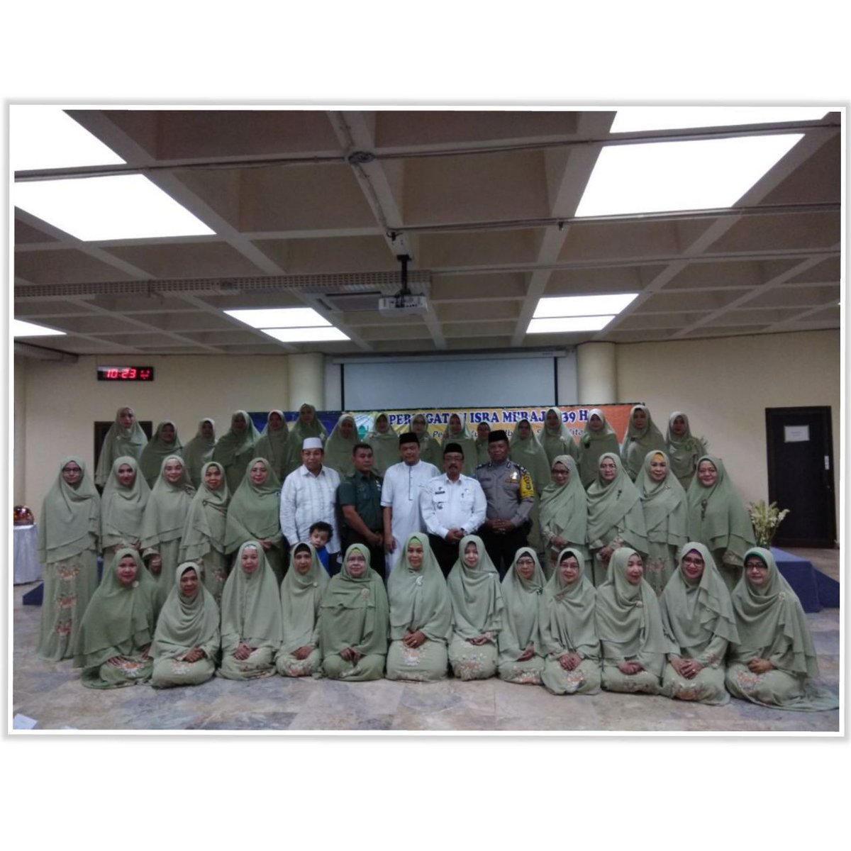 Majelis Taklim Gabungan Ibu-ibu Bintaro Jaya dan Sekitarnya menggelar peringatan Isra Mi'raj 1439, Rabu (2/5) di Masjid Raya Bintaro Jaya (MRBJ) Sektor 9 Bintaro Jaya. 
 Turut hadir Camat Pondok Aren, H. Makum Sagita, S. Pd.