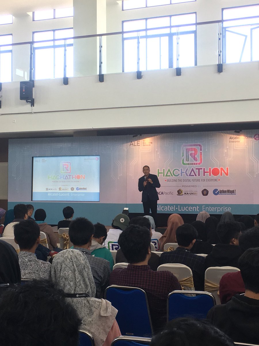 ALEHackathon's tweet photo. Opening speech from Wayan Firdaus Mahmudy PhD, Dean of Computer Science Faculty @UB_Official @filkomUB
#ALEHackathon2018 #Innovation #DigitalFuture #Rainbow #ALEHackathon https://t.co/jxwnkitD6p