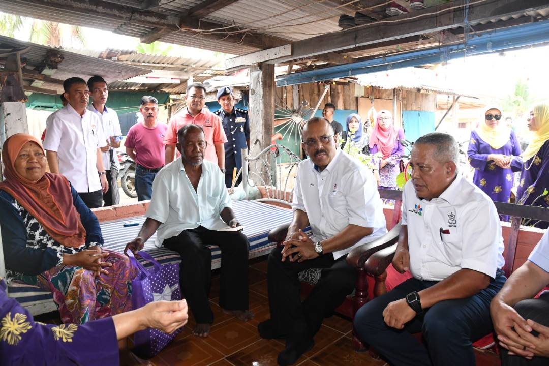 DrAliHamsa's tweet photo. Hari ini saya berkesempatan bersama @PUSPANITAmy bagi Program Ziarah Kebajikan di beberapa rumah termasuk ke rumah pesara kakitangan awam di Kampung Belukar dan Kampung Kurnia, Kuantan, Pahang https://t.co/7klnfan1L0