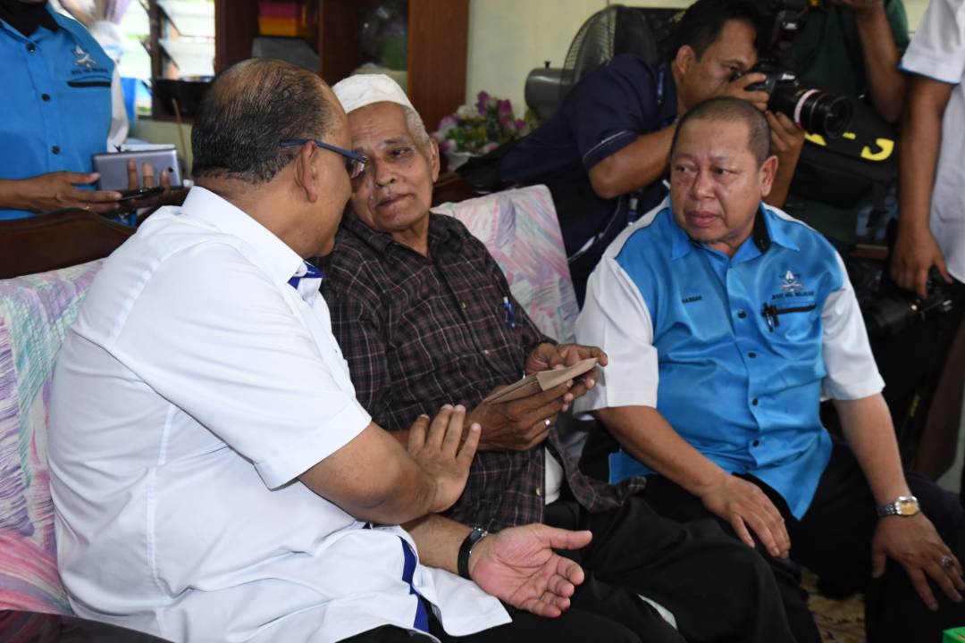 DrAliHamsa's tweet photo. Hari ini saya berkesempatan bersama @PUSPANITAmy bagi Program Ziarah Kebajikan di beberapa rumah termasuk ke rumah pesara kakitangan awam di Kampung Belukar dan Kampung Kurnia, Kuantan, Pahang https://t.co/7klnfan1L0