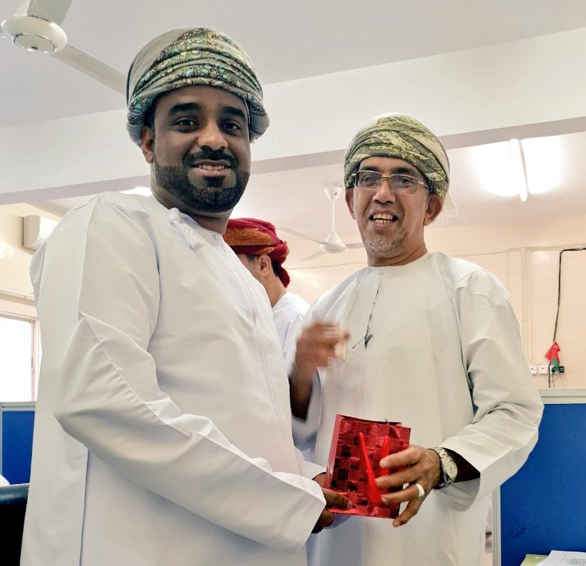 AlebdaaSchool's tweet photo. أخصائي #مركز_مصادر_التعلم يكرم المتميزين في استخدام المركز في شهر #ابريل٢٠١٨م 

من المعلمين:
*سلطان القريني 
*عبدالعزيز البريكي 

من الطلاب: 
*المنذر بن أحمد المسعودي 
*سالم بن عبدالله الفزاري 
__________________________ https://t.co/CFlymT0dsi
