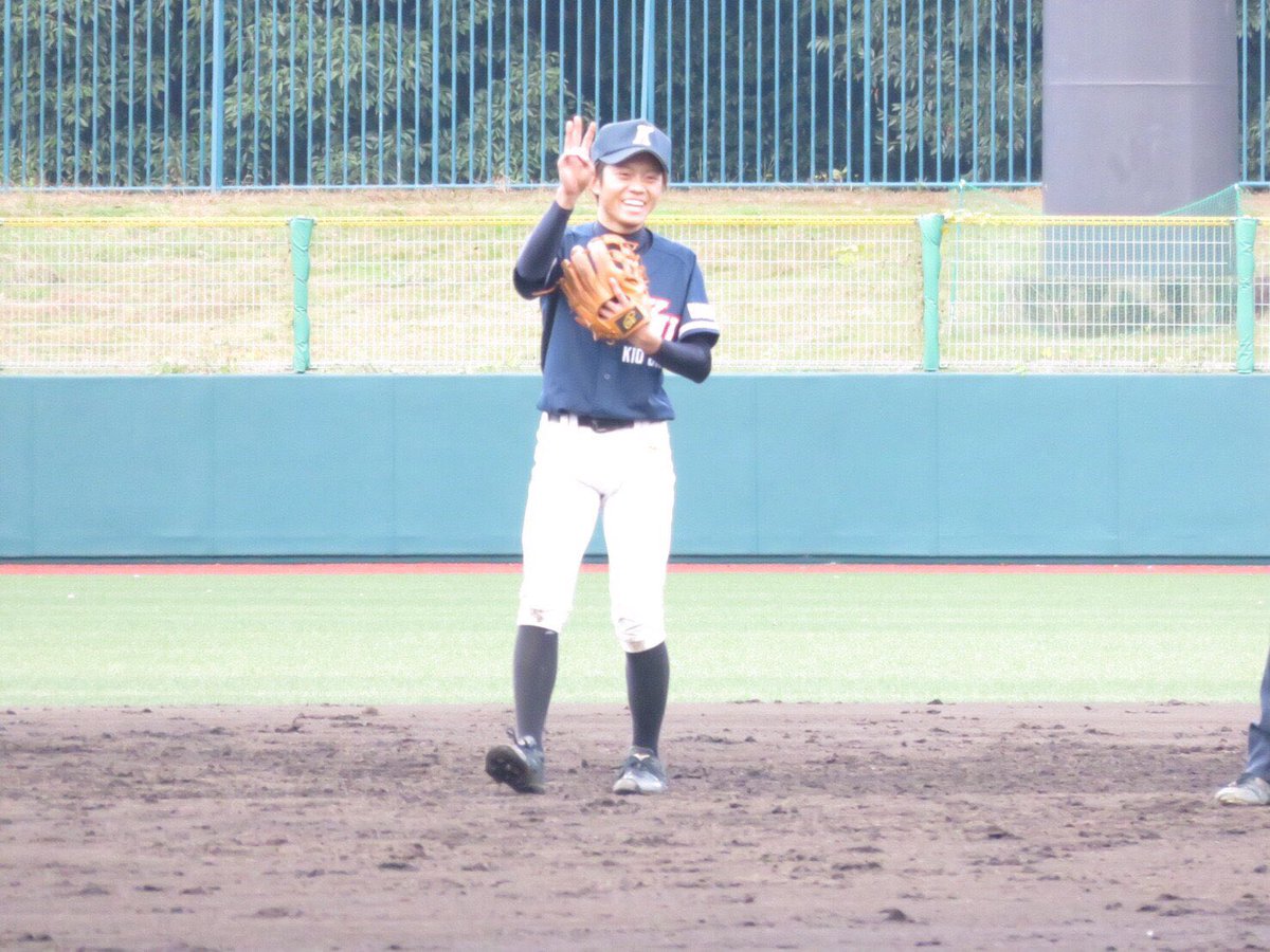 Kio_2018's tweet photo. 〜選手紹介〜
#7 高下 暁平 理学療法学科 3回生 副主将
西日本優勝メンバーの1人🏆
軽快な守備と巧みなバッティングでチームを支えるリードオフマン🏃‍♂️
遠距離の彼女も巧みに扱い円満な関係を築いている🏩
課題は早起き。
愛称はテク兄😎 https://t.co/upeCJN49k7