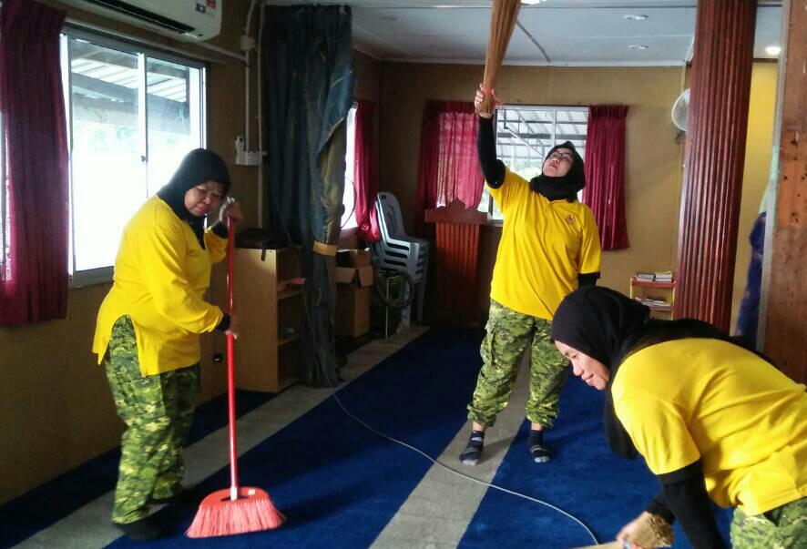 relamalaysia's tweet photo. #BaktiRELA Gotong-royong Surau Darul Ikram,  Kanchong Darat Banting bersama penduduk setempat dan @relaselangor @alwi_ibrahim59 @KDNPUTRAJAYA @zulkifliabidin https://t.co/0y7Q4bxD3p