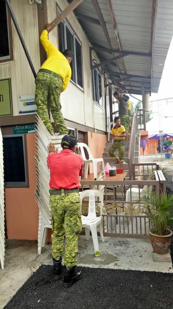relamalaysia's tweet photo. #BaktiRELA Gotong-royong Surau Darul Ikram,  Kanchong Darat Banting bersama penduduk setempat dan @relaselangor @alwi_ibrahim59 @KDNPUTRAJAYA @zulkifliabidin https://t.co/0y7Q4bxD3p