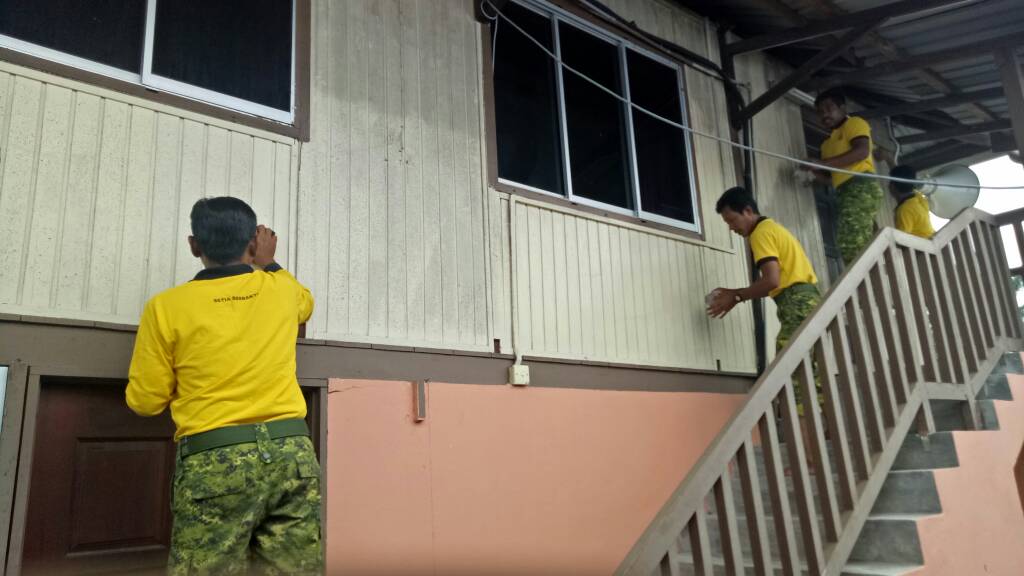 relamalaysia's tweet photo. #BaktiRELA Gotong-royong Surau Darul Ikram,  Kanchong Darat Banting bersama penduduk setempat dan @relaselangor @alwi_ibrahim59 @KDNPUTRAJAYA @zulkifliabidin https://t.co/0y7Q4bxD3p