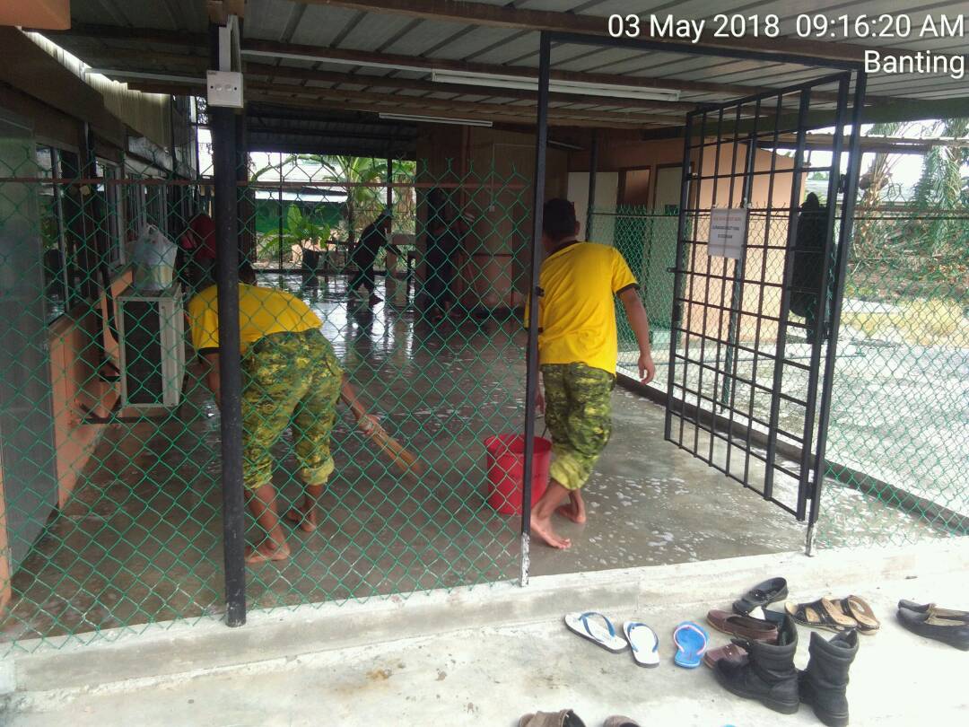 relamalaysia's tweet photo. #BaktiRELA Gotong-royong Surau Darul Ikram,  Kanchong Darat Banting bersama penduduk setempat dan @relaselangor @alwi_ibrahim59 @KDNPUTRAJAYA @zulkifliabidin https://t.co/0y7Q4bxD3p