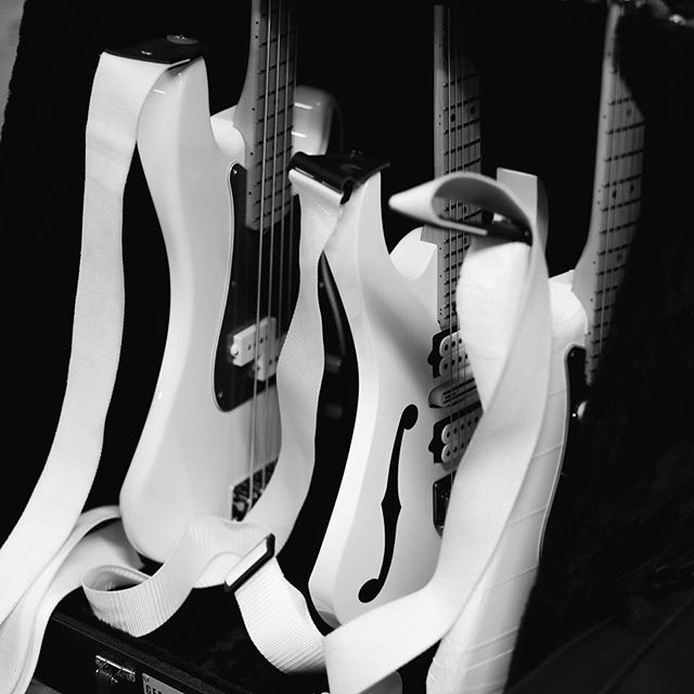 ThePunchBand's tweet photo. The boat (of guitars) #jargon #notveryseaworthy #whiteguitar #thepunch #secretpop #blue #imblue #chicago #fenderstratocaster #fender #customfender #fenderpbass #fenderusa #fenderprecisionbass #customfenderp #blueandwhitefenderp #precision #ibanez 📸: @bettercheckyourtone … https://t.co/R2mboLMpZg