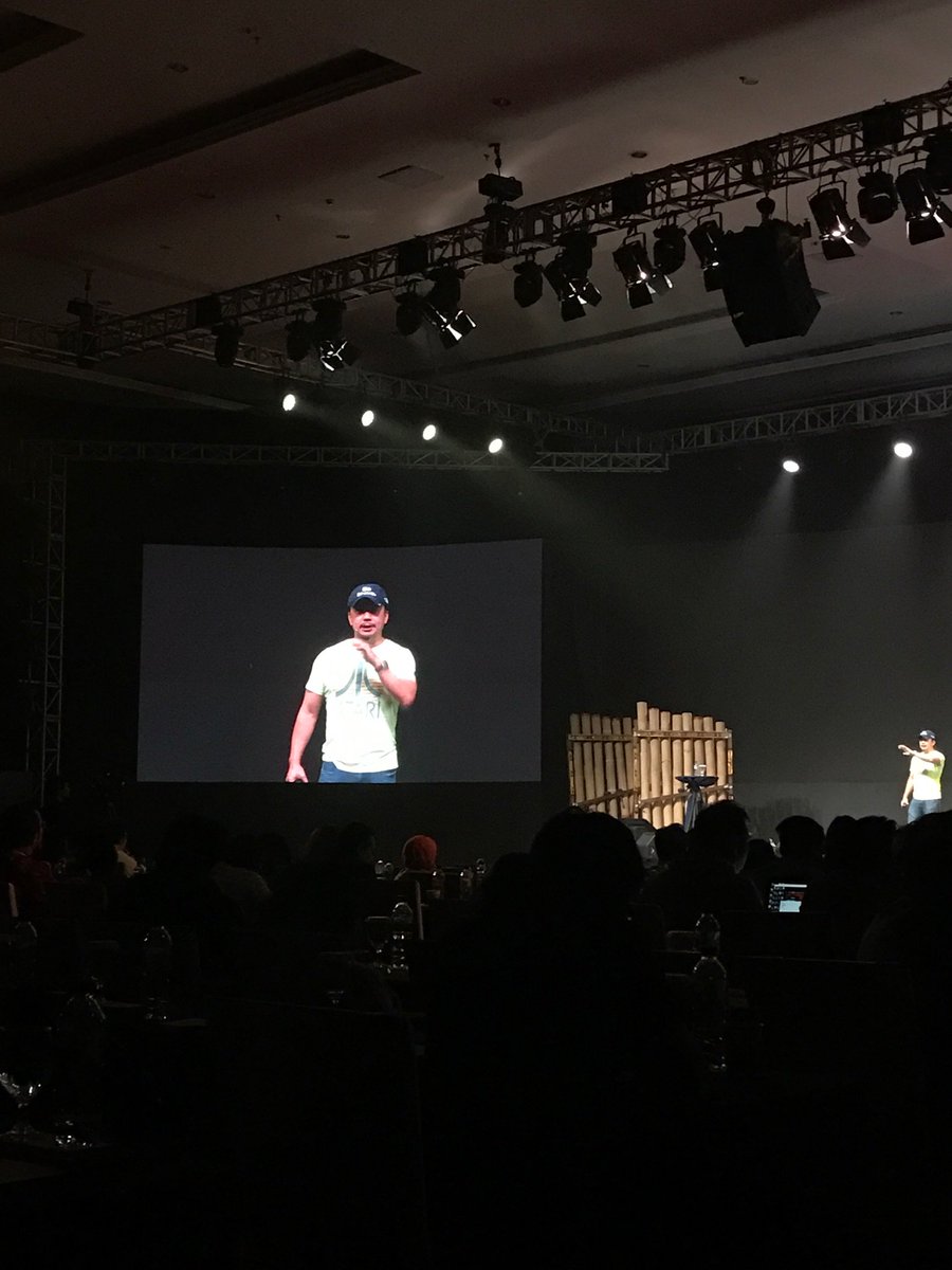 Swibisarto's tweet photo. Next on stage at @APMFbali is Joe nguyen asking about "Are we (the gen x) the last hardworking generation" - it's a fun beat after a gen z &amp; gen y presenters on stage showing their achievements &amp; focus topics

We really are the product of our generations https://t.co/9VOEVdLkkh
