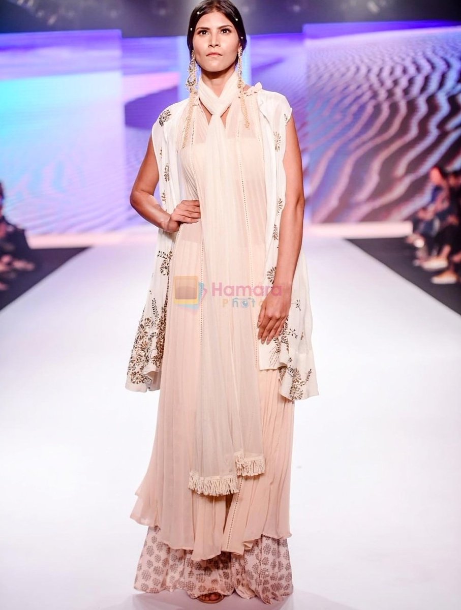 rinadhaka's tweet photo. Presenting @rinadhaka and @poonamsoni.soni at #BombayTimesFashionWeek #springsummer2018 #tresmode #footwear #inifdbandra #knowledgepartner #bombaytimes #fashiinweek #inifdmumbai #mumbai
#_iamelnaaz_ #india #fashiondesign #institute #college#showstopper #poonamsonijewelry #sari https://t.co/6zemiXpdd8