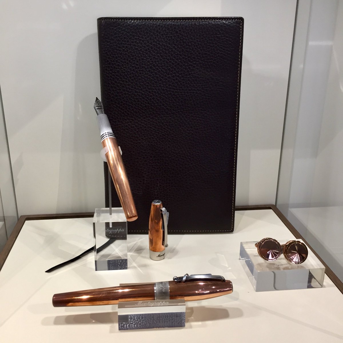 _Montegrappa's tweet photo. #Montegrappa Mule: коллекция ручек из полированной меди.
Классические запонки Montegrappa NeroUno, Rose Gold PVD
«Монтеграппа», Крещатик, 12
ЦУМ, первый этаж, Крещатик, 38/2
https://t.co/d7ZSIkyhgv
https://t.co/UEjcBfNg4z
#montegrappa_shop, #cufflinks, #pen, #запонки, #ручки https://t.co/91CVP29WpN