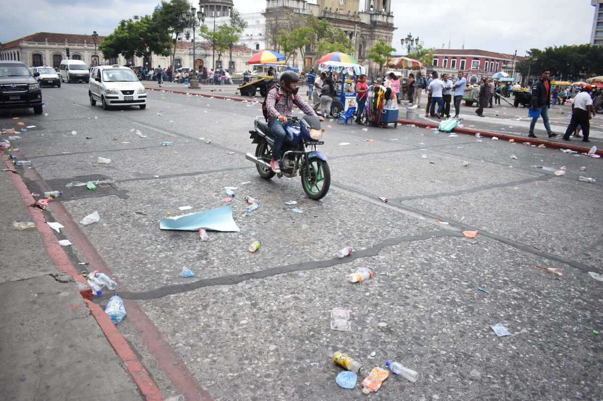 Lhuizzz's tweet photo. #SFJimmyContraAtaca así lucen las calles luego de la manifestación de los acarreados de la terminal... aún recuerdo las marchas de 2015, los manifestantes dejaron impecable la plaza... Jimmy vas a terminar en bote !! https://t.co/rC4Go0KjOa