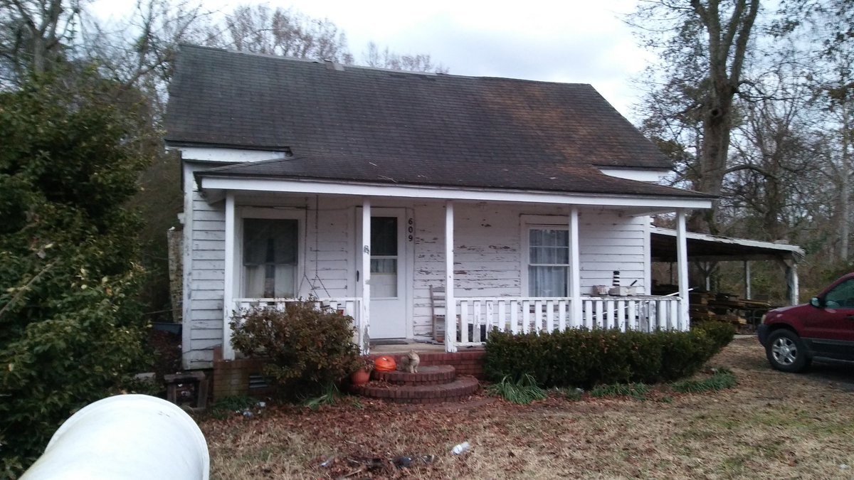 Michell99620729's tweet photo. No one owes me anything. I am in a desperate situation, my old home needs repairs, I just can't do or afford 😖 #pleadingforhelp https://t.co/McZlS07plP