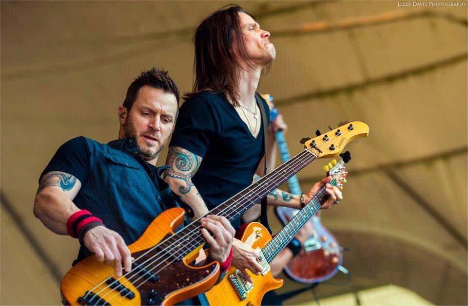 AEnima76's tweet photo. Goodnight @alterbridge Family!!! Sleep well  everyone!!! Thanks to Lizzy Davis for the killer shot https://t.co/ilFNDnMOCV