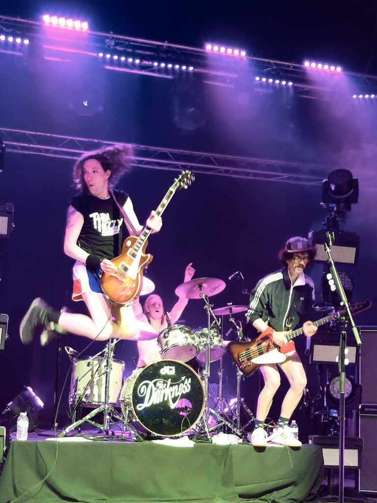 EyesOfTheMuse's tweet photo. Captured Dan’s jump in teeny Texas shorts at the command of @JustinHawkins Thanks for being amazing @thedarkness 👍 https://t.co/W9XEAvQBGV