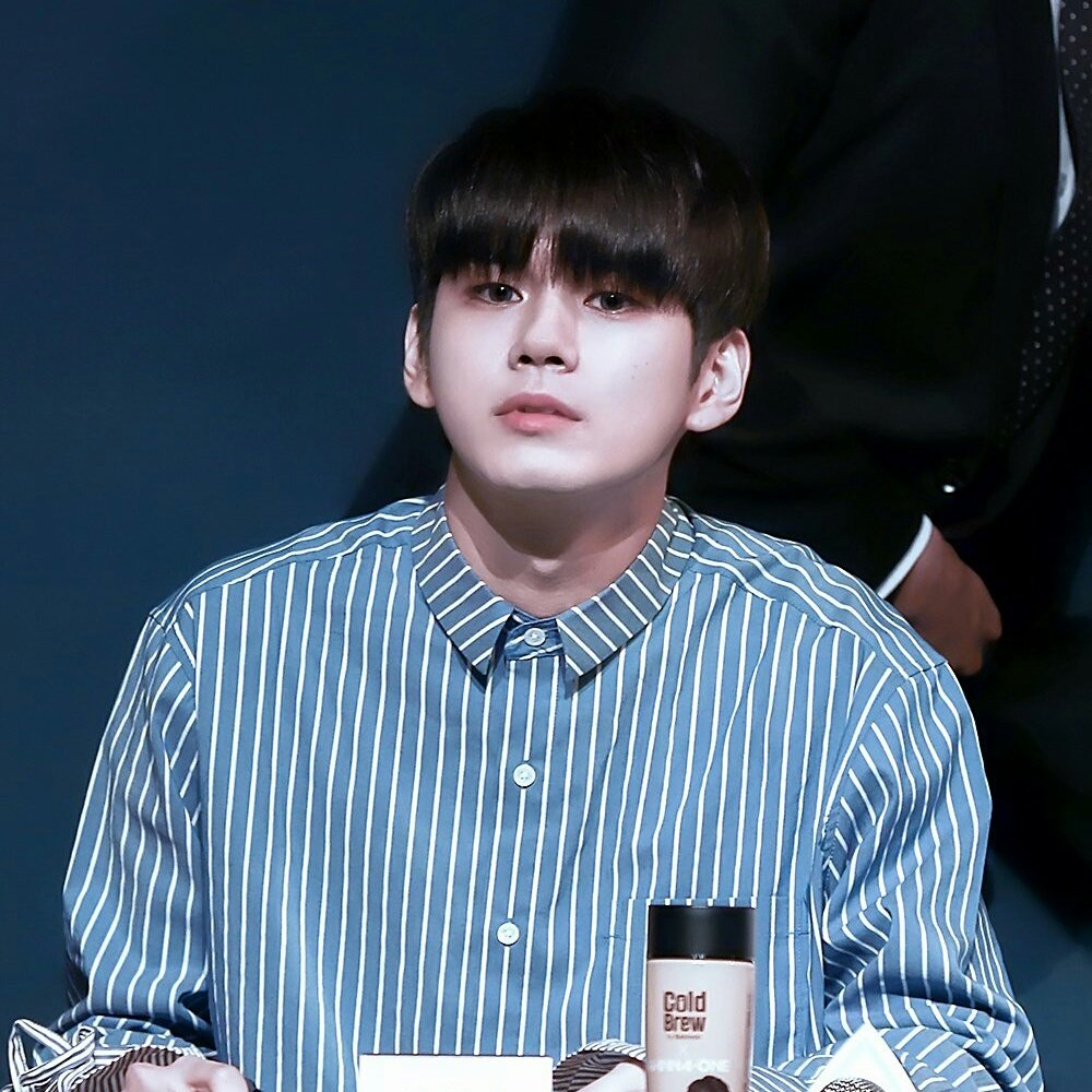 piekittyswxxt's tweet photo. 🐻 : อ๋งครับเห็นอะไรในมือแดนมั้ย? 
🐱 : ไม่เห็นอ่ะ อะไรหรอ
🐻 : จำไว้นะครับ ถึงในมือของแดนจะไม่มีอะไร แต่ในใจของแดนมีอ๋งเสมอ ❤ 
🐱 : บ้าคนบ้าฮื่ออออ 😳 #เนียลอง #คังแดเนียล #องซองอู #KangDaniel #ONGSEONGWOO #WANNAONE https://t.co/IeROl31tBJ
