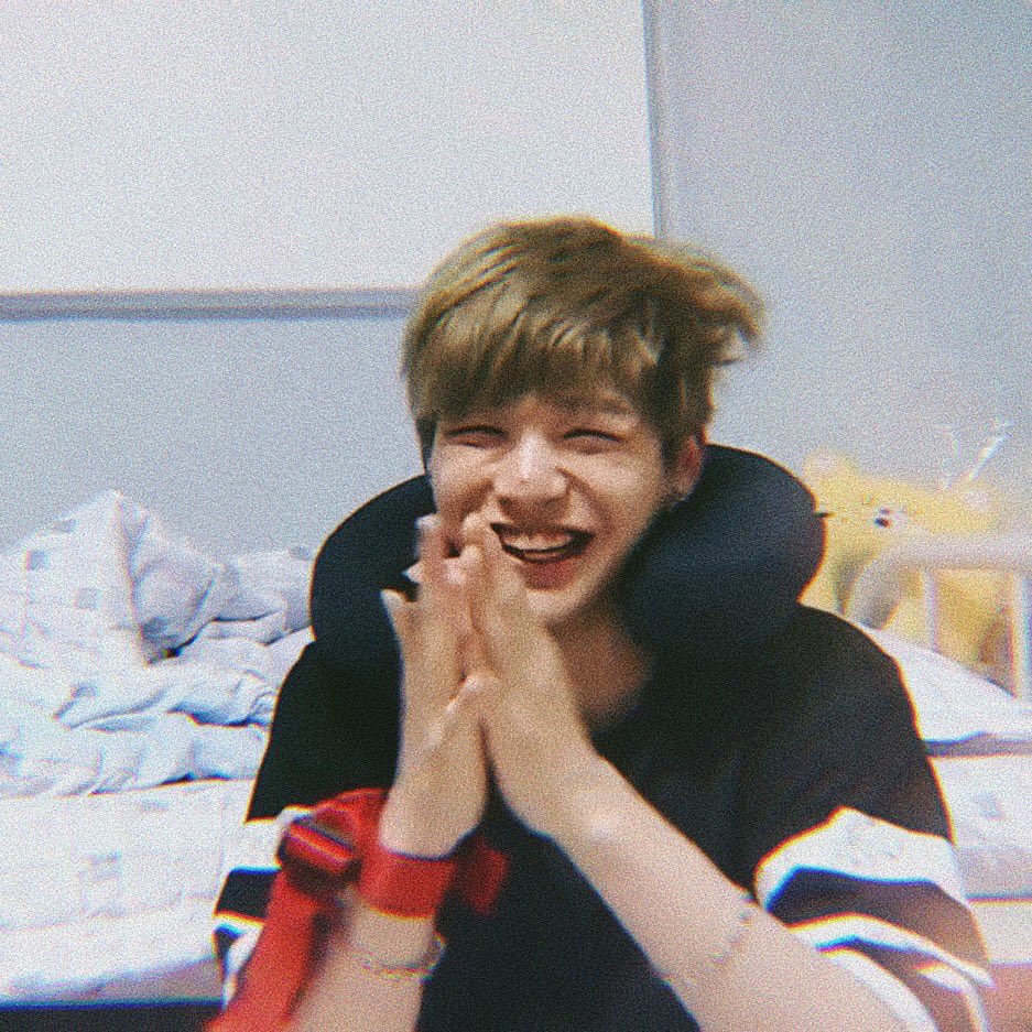 piekittyswxxt's tweet photo. 🐻 : อ๋งครับเห็นอะไรในมือแดนมั้ย? 
🐱 : ไม่เห็นอ่ะ อะไรหรอ
🐻 : จำไว้นะครับ ถึงในมือของแดนจะไม่มีอะไร แต่ในใจของแดนมีอ๋งเสมอ ❤ 
🐱 : บ้าคนบ้าฮื่ออออ 😳 #เนียลอง #คังแดเนียล #องซองอู #KangDaniel #ONGSEONGWOO #WANNAONE https://t.co/IeROl31tBJ