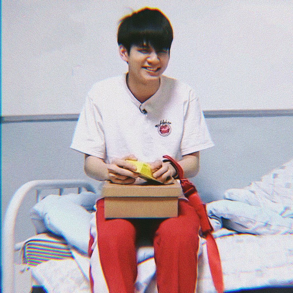 piekittyswxxt's tweet photo. 🐻 : อ๋งครับเห็นอะไรในมือแดนมั้ย? 
🐱 : ไม่เห็นอ่ะ อะไรหรอ
🐻 : จำไว้นะครับ ถึงในมือของแดนจะไม่มีอะไร แต่ในใจของแดนมีอ๋งเสมอ ❤ 
🐱 : บ้าคนบ้าฮื่ออออ 😳 #เนียลอง #คังแดเนียล #องซองอู #KangDaniel #ONGSEONGWOO #WANNAONE https://t.co/IeROl31tBJ