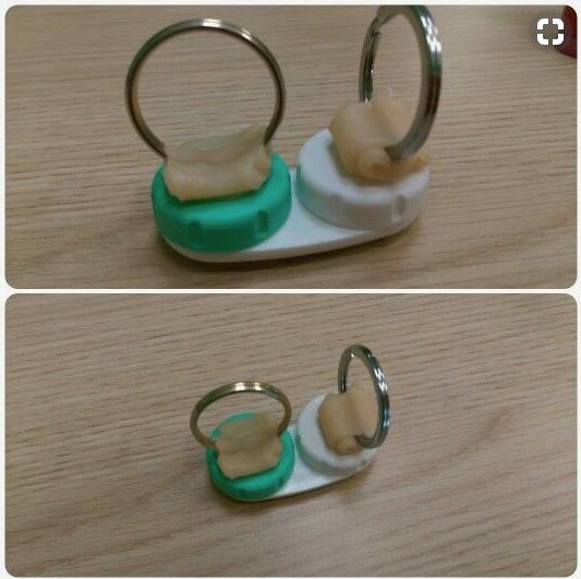 (S)Tip van de week: Heeft u moeite met het open/ dicht draaien van uw contactlenshouder? 
Bevestig op ieder dekseltje een sleutelring (m.b.v. tape of kit) en het opendraaien gaat een stuk makkelijker!

#visueel #zien #ergotherapie #ergotherapeut