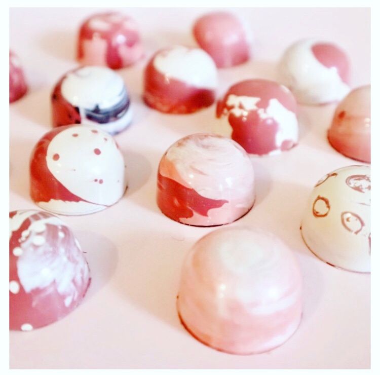 studiochoc's tweet image. Some chocolates made with our classic 55% dark chocolate and painted with pink, white and red cocoa butter. 💓💓💓#StudioChocolate