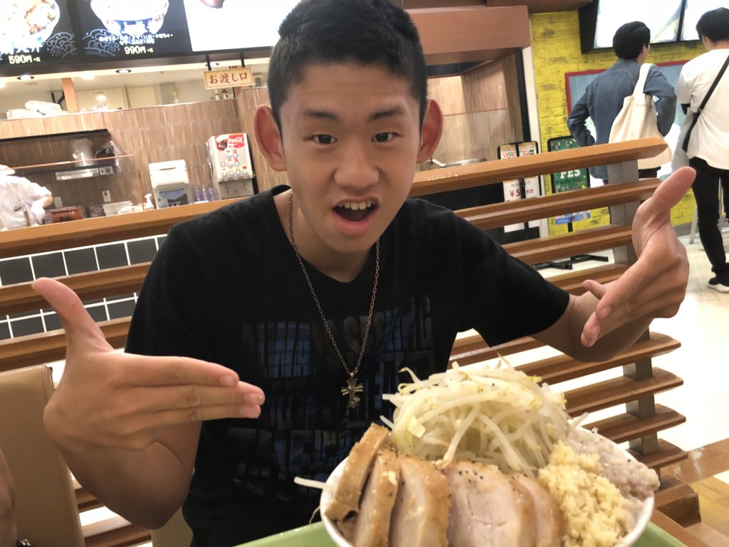 z05772483's tweet photo. ジャック ガレージ
ダブルラーメン…… 地獄……
特に にんにくがやばいよ…
食いきったけど…俺の顔が….…… https://t.co/zeyTHOEJza