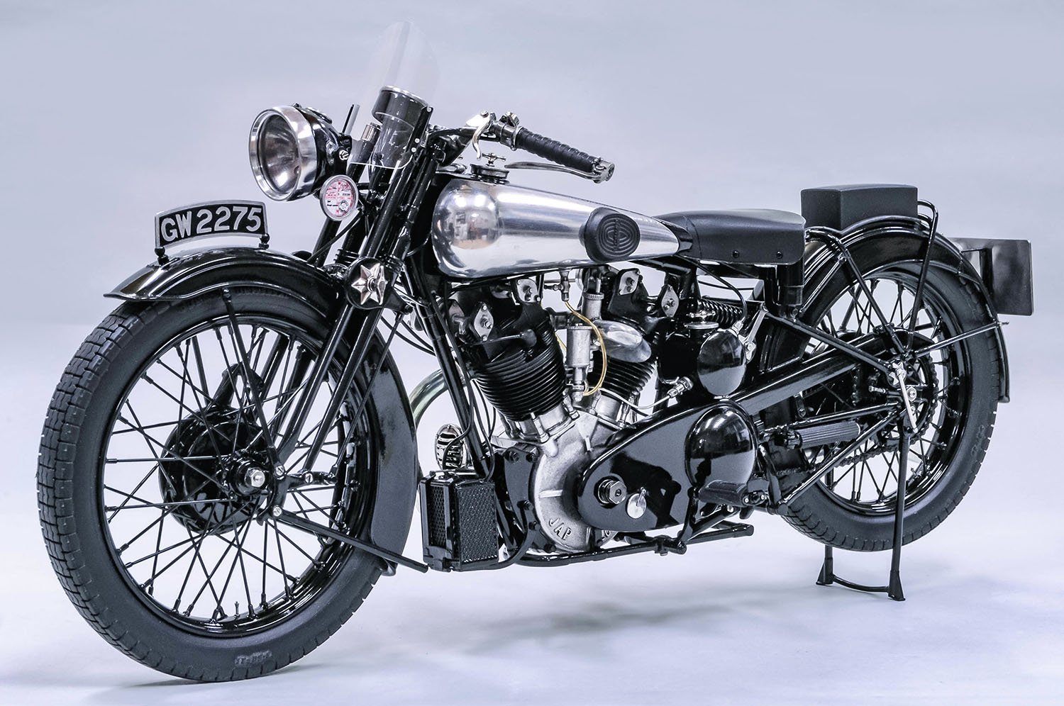 Model Factory Hiro 発売中の 1 9scale Brough Superior Ss100 と組み合わせることでサイドカー付バイクをつくることができます ちなみにbrough Superior Ss100は アラビアのロレンスとして知られるt E Lawrenceの愛車として有名です あと キノの旅 に