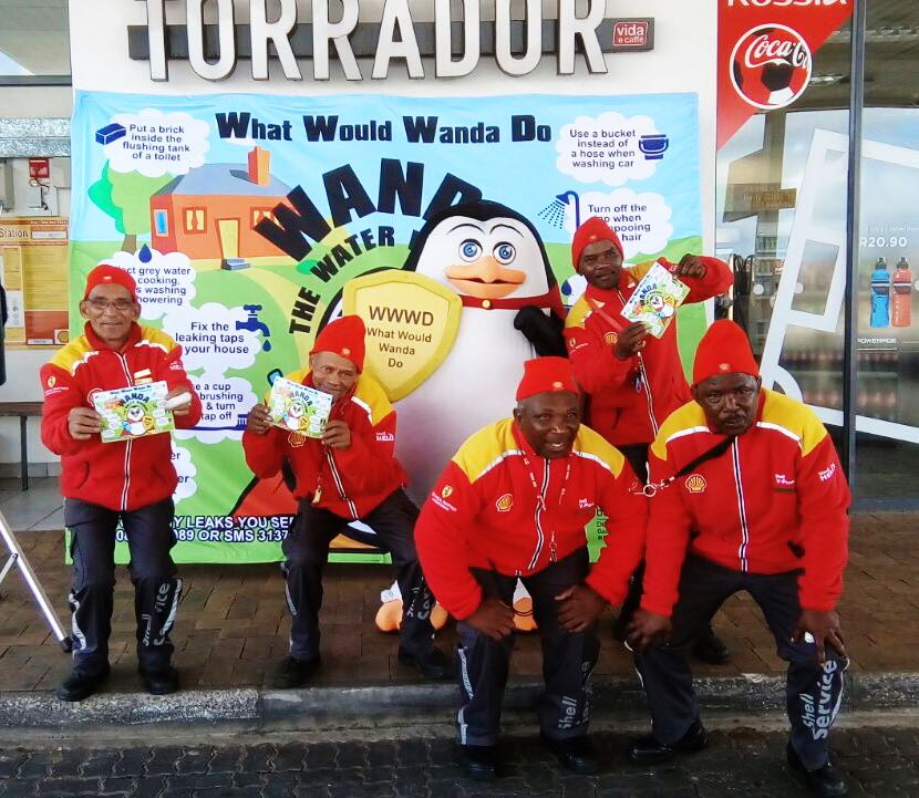 active_ed's tweet photo. #WandaTheWaterWarrior Interacting at Shell Forecourts today for #ShellSafetyDay sharing her 10 #WaterSavingTips #WesternCape #EasternCape @KFMza @Wanda_WaterW https://t.co/das3WTG95K