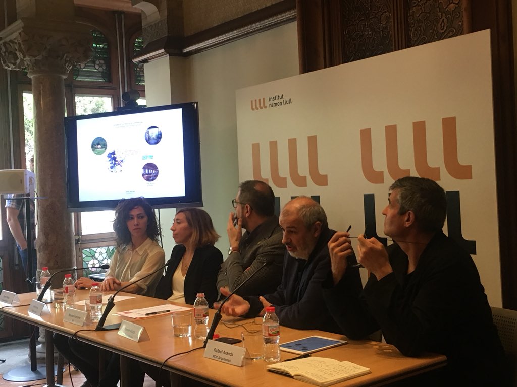 IRLlull's tweet photo. Ramon Vilalta, membre de @RCRArquitectes explica el seu #somni per a La Vila, situada a La Vall de Bianya, un espai de bosc i aïgua que vol reflectir la natura escrita amb majúscula i alhora ser un espai compartit. https://t.co/B23AFXY0eD
