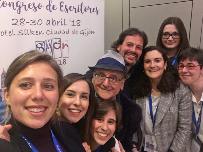 brecacha's tweet photo. Ahí va, ahora sí, mi primera crónica sobre el maravilloso IV Congreso de Escritores #AEN18, tres días repletos de #amor.
https://t.co/2HBllUnNin https://t.co/5qEWFaZ1Wo
