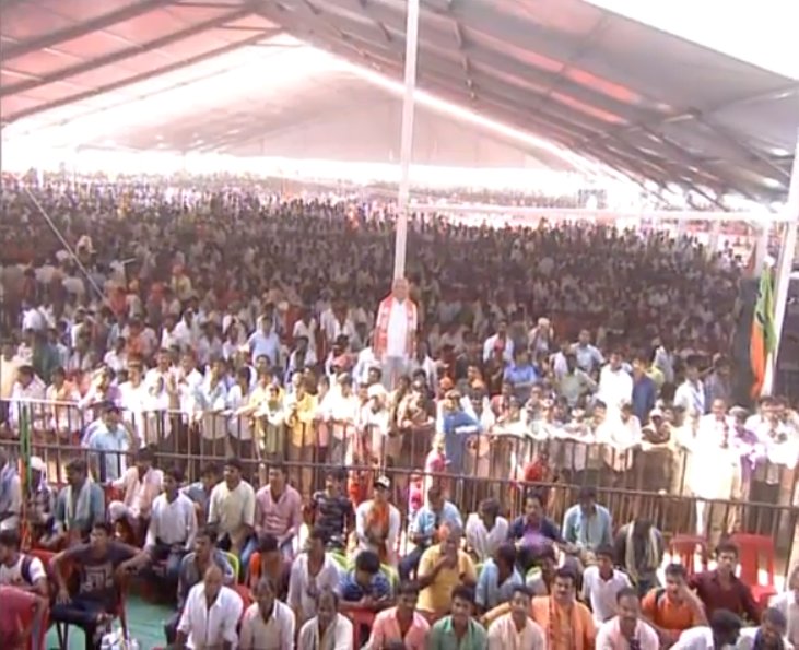 BJP4India's tweet photo. Sonia ji promised Rs. 3000 crore package when she fought election from Ballari. However, after winning election she failed to fulfill her promise : PM Modi #NaavuModiJothe https://t.co/sld8Bmr3H9