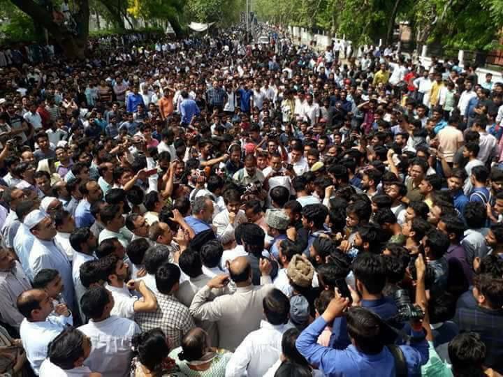 rjfahad's tweet photo. Aa dekh mera josh e junoo kam to nahin hai / Sar khoon se bheega hai magar kham to nahin hai. #AMU #RSSattacksAMU #WithAMU https://t.co/OpjUuEpUCd