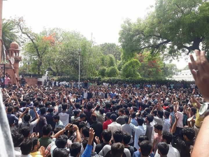 rjfahad's tweet photo. Aa dekh mera josh e junoo kam to nahin hai / Sar khoon se bheega hai magar kham to nahin hai. #AMU #RSSattacksAMU #WithAMU https://t.co/OpjUuEpUCd