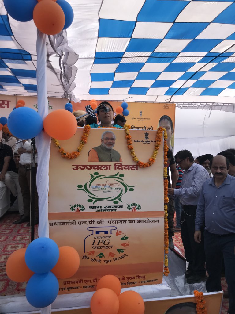 ioclpunjab's tweet photo. Tips for usage of #SafeLPG to more than 500 women gathered in #LPGPanchayat at #Mudhal village. Environmental Health benefits of #LPG @PetroleumMin @HardeepSPuri @MoHUA_India @IndianOilcl @SandeepJainIOC https://t.co/7M2aPiZJKb