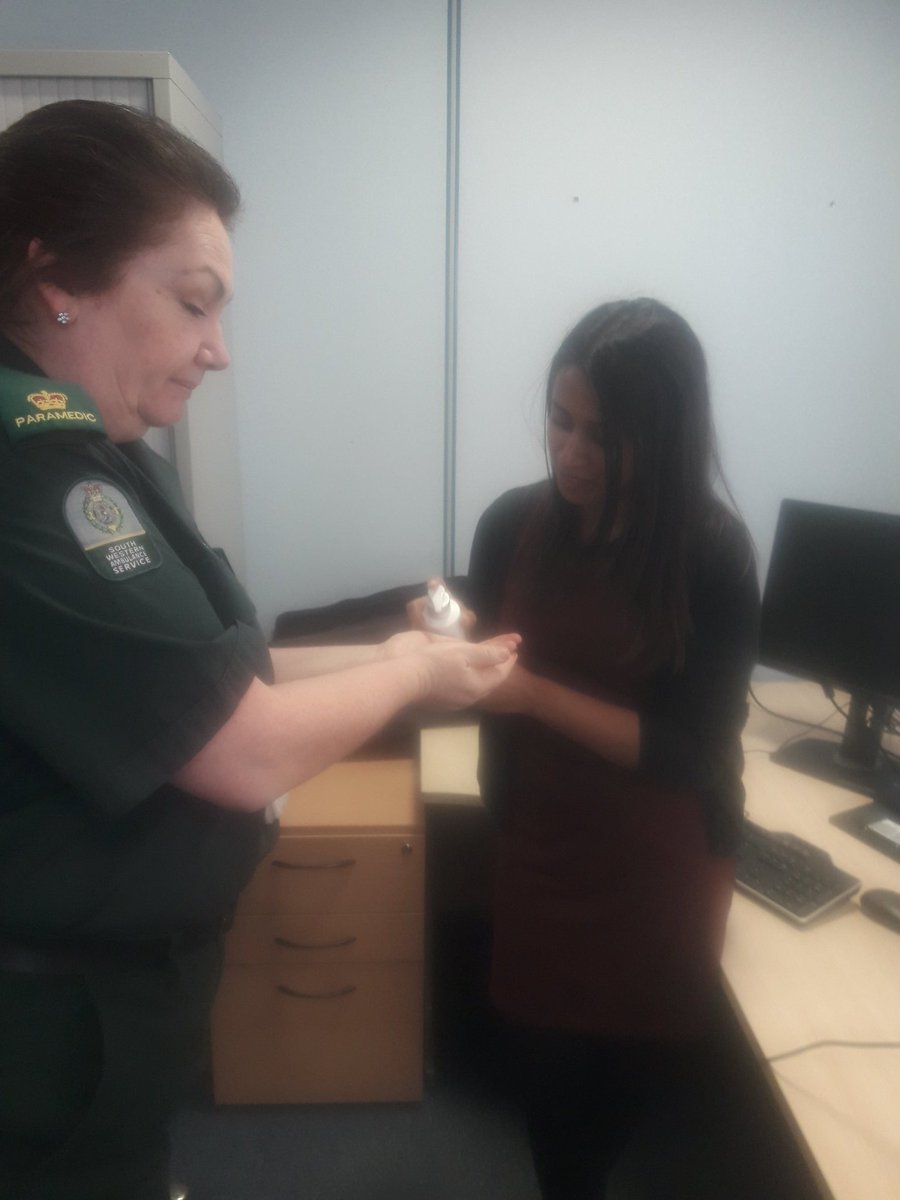swasft_IPC's tweet image. Raising awareness for #WHO #worldhandhygieneday promoting awareness with our front line crews in Yeovil. #glowbox #NHS #everypatientmatters #everyteammembermatters @swasFT @Shaunhowler #cleanhands #SaveLives