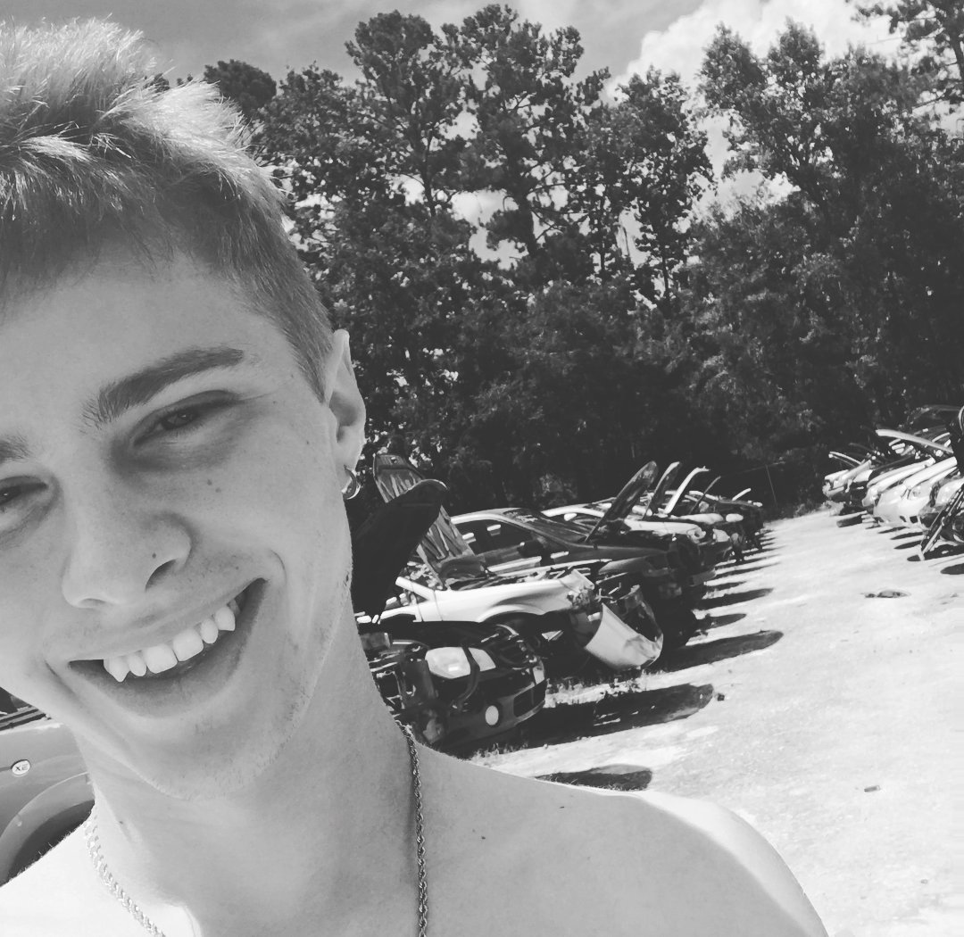 pahcific's tweet photo. "Eu não sei senão amar-te,
Nasci para te querer.
Ó quem me dera beijar-te,
E beijar-te até morrer." https://t.co/AUJSFm9EK0