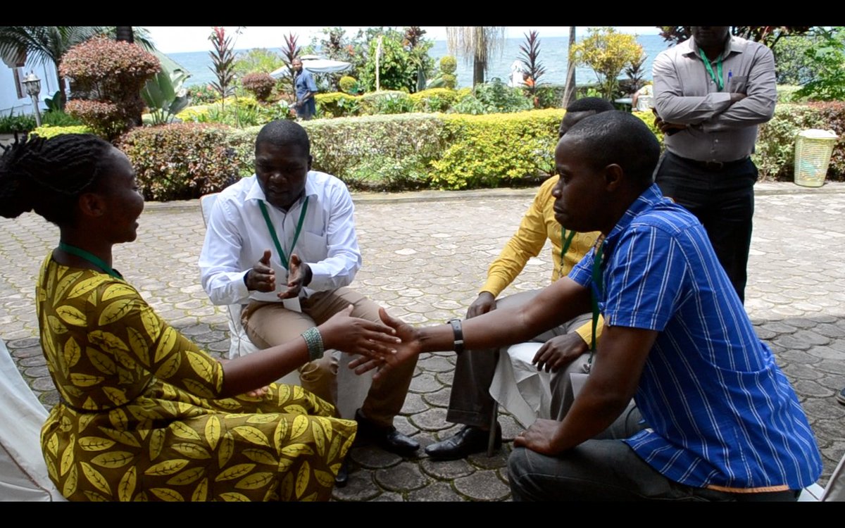 PaxChristi's tweet image. Les participants de la #FormationDesFormateurs à #Goma dans un jeu de rôle pour reprendre et illustrer les acquis de la veille, dont l&apos;analyse de conflits et l&apos;intérêt de l&apos;intervention d&apos;un #médiateur de qualité. #NonviolenceEnAfrique