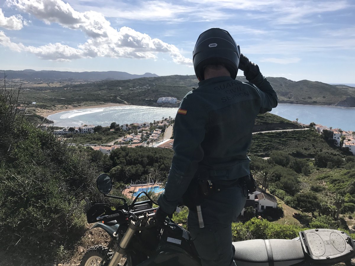 guardiacivil's tweet photo. El #Seprona vigila nuestro medio ambiente para que nadie lo altere. En ésta ocasión un motorista controla desde lo alto el entorno de la ciudad menorquina de #Menorca.

Precioso paisaje que hace más agradable nuestro trabajo. https://t.co/PMnqQeFYDV