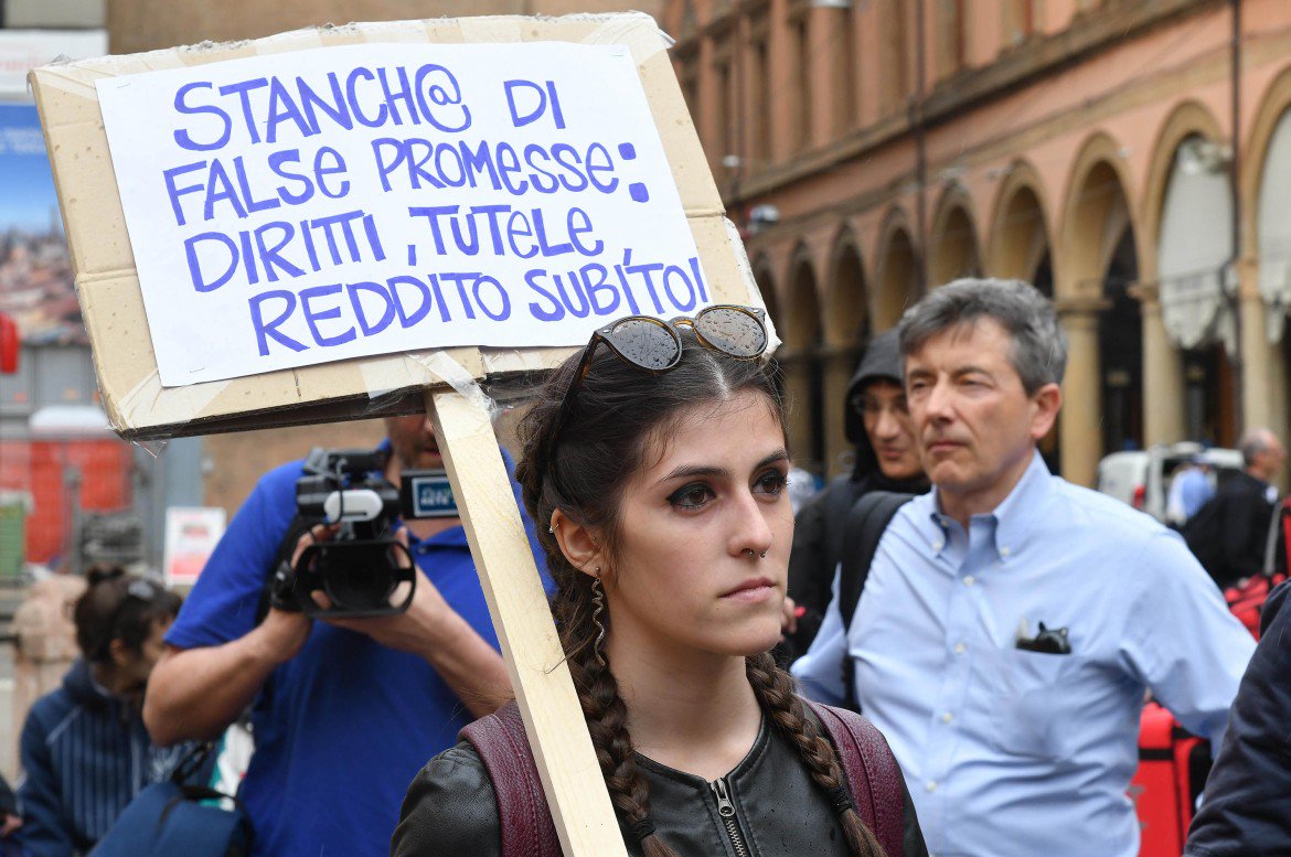 furiacervelli's tweet photo. Le statistiche dicono occupati, nella realtà sono nuovi precari. Più contratti a termine: 12,4 per cento. Dalle #MayDay #PrimoMaggio di #Milano e #Bologna le giuste indicazioni: reddito subito e per tutti #RidersPride #Istat https://t.co/rwormMyZEc https://t.co/DQQXCJlgon