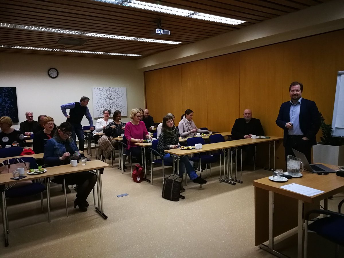 VirpiMakitalo's tweet photo. Ihmiset ratkaisee. Digitalisuus on #brändi'nrakennuksessa vain väline. @JukkaPekkaVuori #ProComOulu aamussa #viestintä #markkinointi @ProComRy https://t.co/2RIv3RQKBx