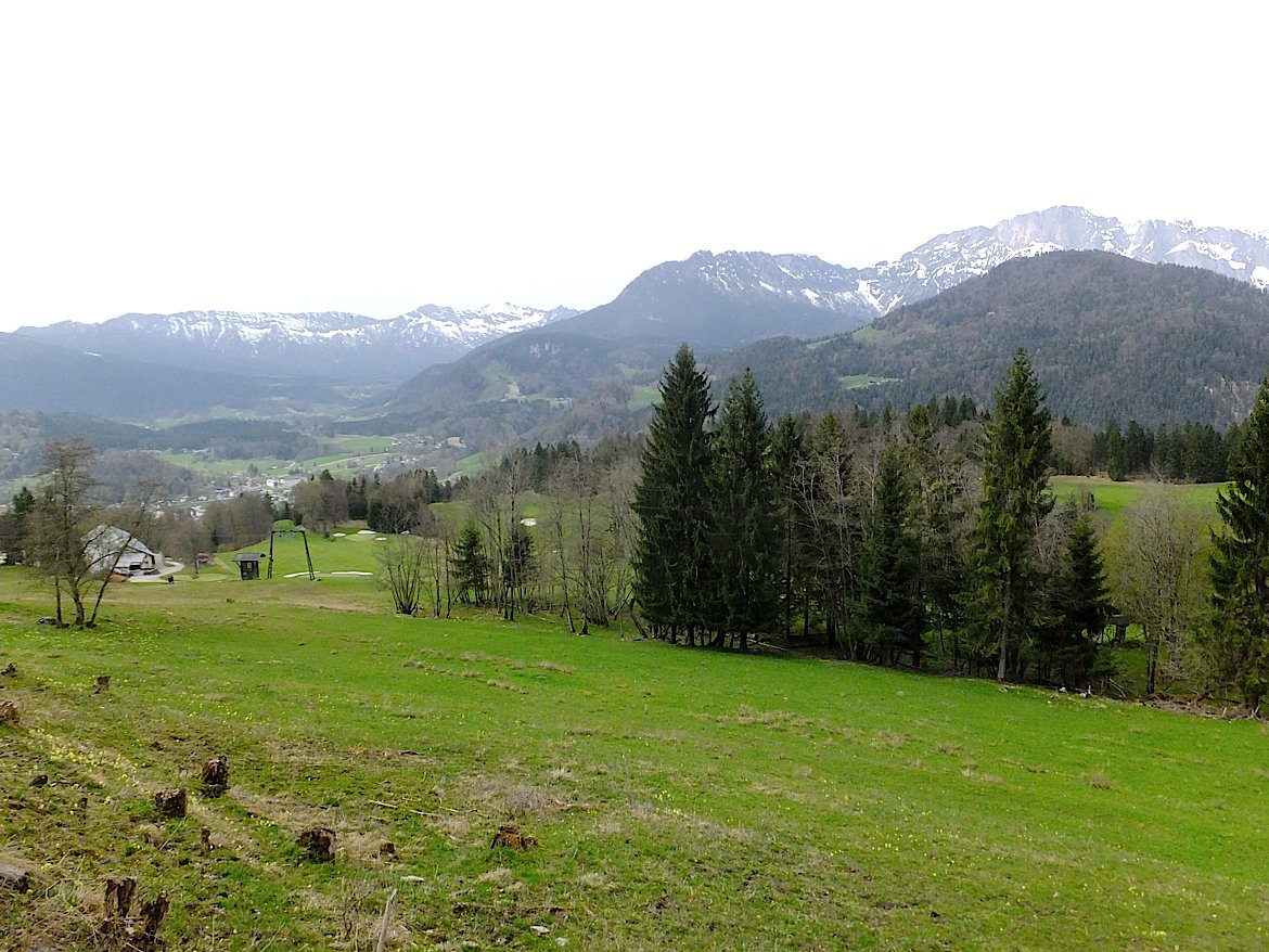 山崎 雅弘 ベルクホーフ 跡地のすぐ近くにある オーバーザルツベルク現代史研究所 研究所と呼ぶには規模が小さい施設だが ヒトラーの勃興や人種差別政策の内情 それがもたらした重大な結果などをコンパクトに解説している 戦前の ベルクホーフを描いた絵