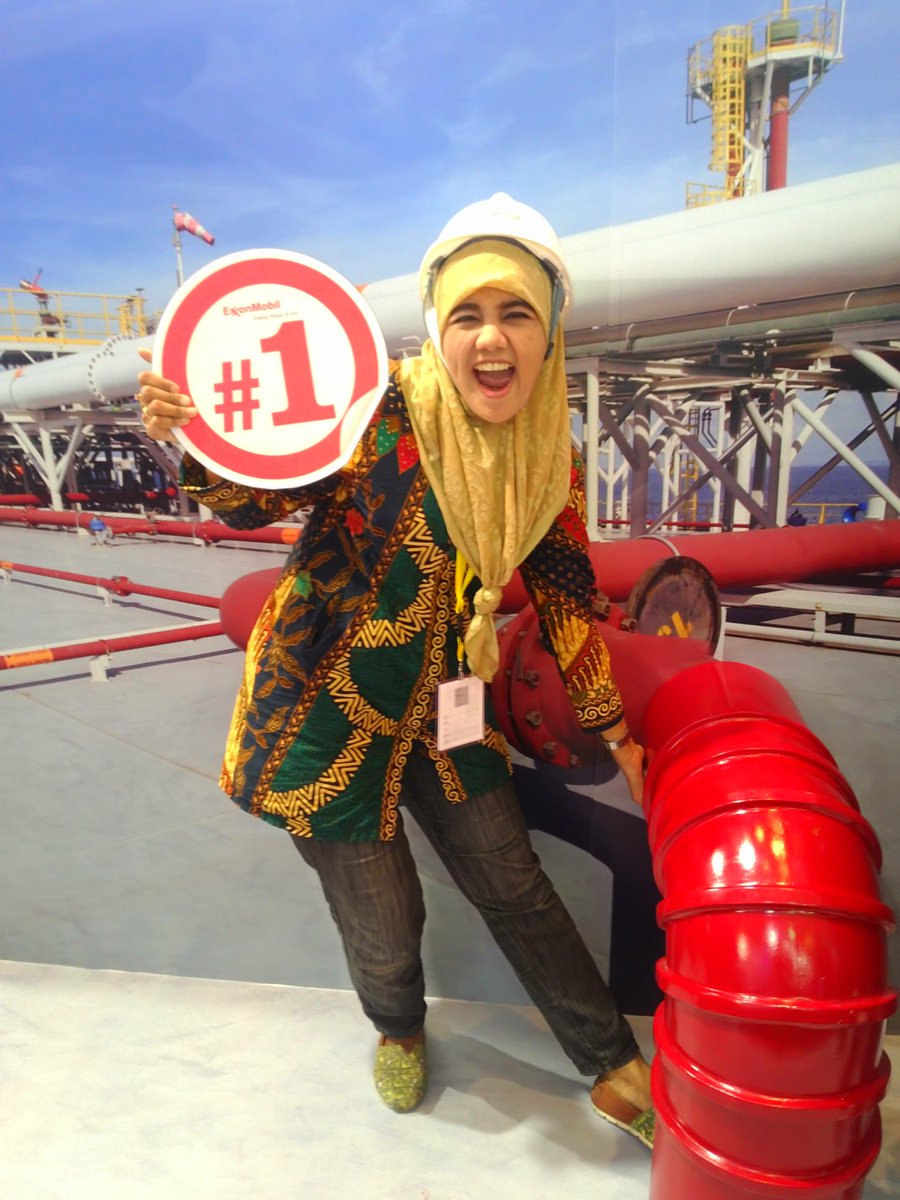 dillahfara's tweet photo. @ExxonMobil_ID Yuhuu aku bergaya di booth Exxon dan ini Gaya keceku,yuk guys ikutan kuisnya sekarang juga, gunakan alat keselamatan pada saat di proyek  #ExxonMobilatIPA https://t.co/DY4PVV04q3