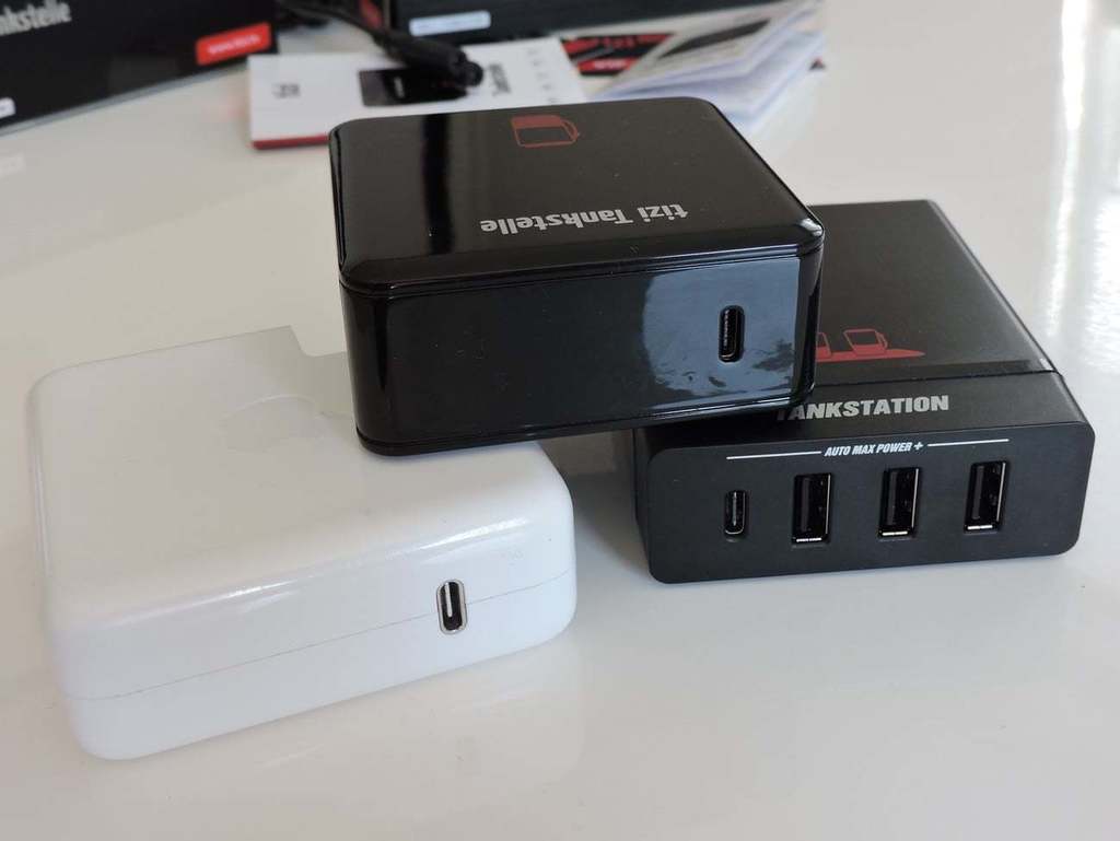 aptgetupdateDE's tweet photo. Im Test: equinux tizi Tankstelle (60W) &amp; tizi Tankstation (75W) · USB-C Netzteile für das MacBook Pro (Gewinnspiel inside) https://t.co/eKY734cJOu https://t.co/R2uRKUpMvu