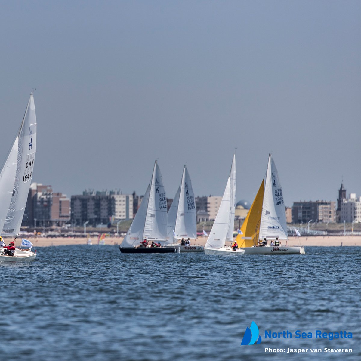 Vandaag  vindt de start van het jaarlijkse zeilevent #NorthSeaRegatta plaats! Aanschouw het indrukwekkende  evenement vanaf het Kurhaus en het Scheveningse strand.