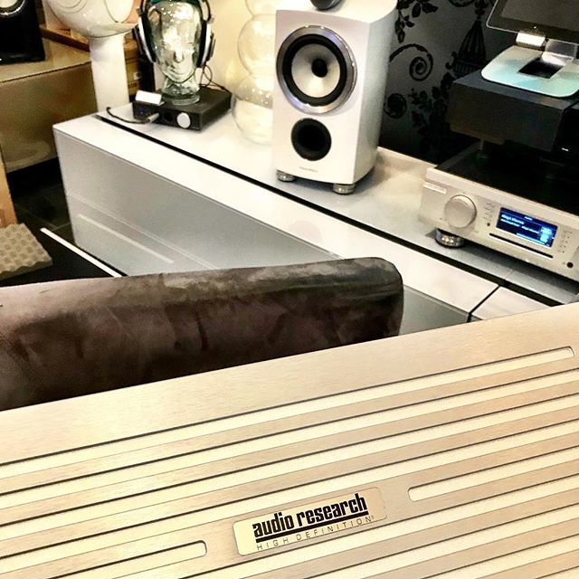 AudioVenue's tweet photo. Always nice to see the side of a new Audio Research product, #audioresearch #ref6 #bandw #hifisystem #musicalfidelity #mxhpa headphoneamplifier #Sennheiser #devialet #hifisolution #spectralfurniture #musical #bowerswilkins #805d3 #cdstorage #streamer … https://t.co/71ht9F1L1g https://t.co/WidIQma8gh